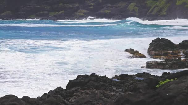 Blue Waves of the Pacific Ocean Beats Oahu Island Volcanic Cliffs (en inglés). Acuarela turquesa. Un día claro y soleado. Archipiélago Hawaii. DCI 4k. Moción lenta. — Vídeos de Stock