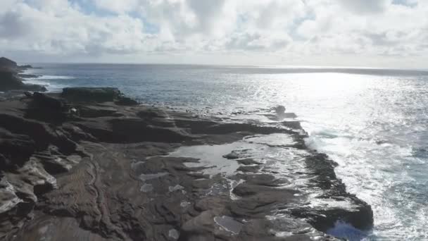 Летит над вулканическими скалами. Кино дикой природы 4К. Медленные волны движения прозрачных морских вод. Поездка на красивый гавайский пляж. Нетронутая природа в солнечный летний день. — стоковое видео