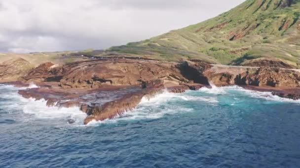 在火山悬崖上飞行电影野性飞行4K 。透明海水的慢波。户外探险游览美丽的夏威夷海滩.夏日阳光普照的大自然. — 图库视频影像