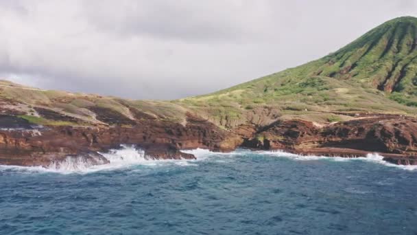 Πετάει πάνω από ηφαιστειακά βράχια. Κινηματογραφική άγρια φύση εναέρια 4K. Κύματα αργής κίνησης διάφανα νερά της θάλασσας. Εξωτερική περιπέτεια ταξίδια στην όμορφη παραλία της Χαβάης. Ανέγγιχτη φύση την ηλιόλουστη μέρα του καλοκαιριού. — Αρχείο Βίντεο