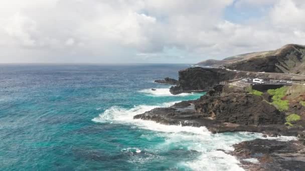 Vulkáni sziklák felett repült. Cinematikus vad természet antenna 4K. Átlátszó tengervizek lassú hullámai. Kültéri kaland utazás a gyönyörű Hawaii strand. Érintetlen természet a napos nyári napon. — Stock videók