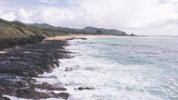 Letět přes sopečné útesy. Kinematické divoké přírody antény 4K. Zpomalit vlny průhledných mořských vod. Venkovní dobrodružství cestování na krásné Havajské pláži. Nedotčená příroda za slunečného letního dne. — Stock video