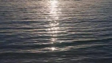 Karışık mavi okyanus su yüzeyine yakın durun. Yavaş çekim