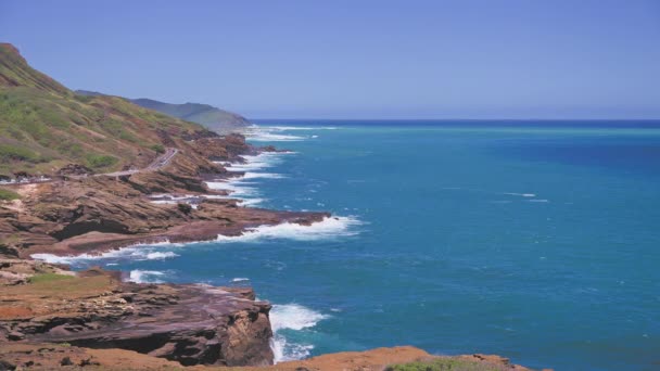 Úžasný výhled na skalnaté pobřeží Oahu Havaje. Tyrkysové vlny Tichého oceánu omývají sopečné skály. Letní prázdniny na Havaji. Lanai Lookout. — Stock video