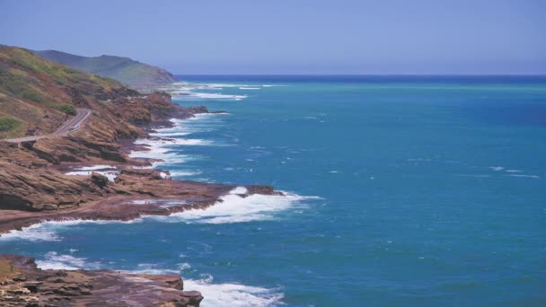 オアフ島ハワイの岩だらけの海岸の素晴らしい景色。太平洋のターコイズブルーの波は火山岩を洗い流している。ハワイ州の夏休み。ラナイ展望台. — ストック動画