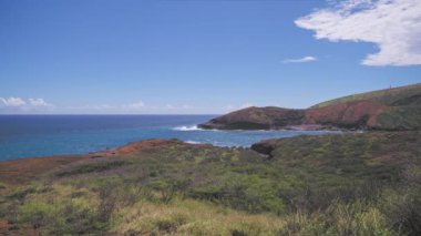 Hanauma Körfezi Oahu Hawaii 'nin muhteşem manzarası. Pasifik Okyanusu 'nun turkuaz dalgaları volkanik kayaların üzerinde süzülür. Hawaii 'de yaz tatili.