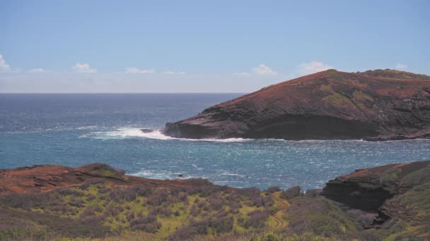 Hanauma Körfezi Oahu Hawaii 'nin muhteşem manzarası. Pasifik Okyanusu 'nun turkuaz dalgaları volkanik kayaların üzerinde süzülür. Hawaii 'de yaz tatili. — Stok video