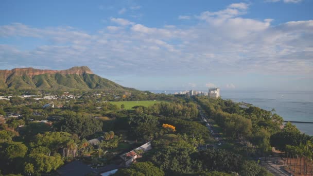 Widok z lotu ptaka na krater Diamond Head z panoramą Honolulu. Niesamowity zachód słońca na Oahu na Hawajach. Stany Zjednoczone. DCI 4k — Wideo stockowe