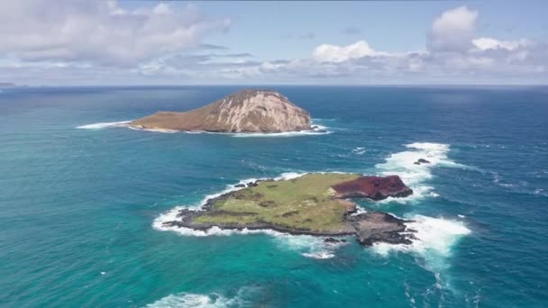 Repülő drón az óceán felett. Kilátás a Nyúl-szigetre. A Csendes-óceán hullámai átmossák a trópusi tengerpart sárga homokját. Csodálatos hegyei Hawaii szigetének, Oahunak.. — Stock videók