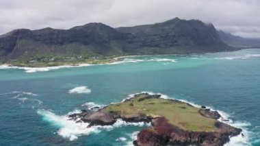 Okyanusun üzerinde uçan bir dron. Tavşan Adası manzarası. Pasifik Okyanusu 'nun dalgaları tropikal kumsalın sarı kumlarını silip süpürüyor. Hawaii adası Oahu 'nun muhteşem dağları.
