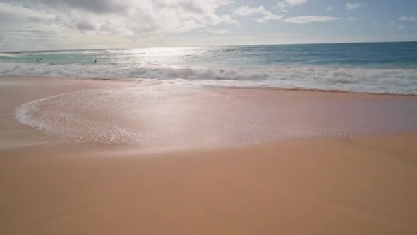 人々は海で泳ぐ。オアフ島ハワイの熱帯の島、サンディビーチの黄色の砂。太平洋水のターコイズ色。スチーディカム射撃. — ストック動画