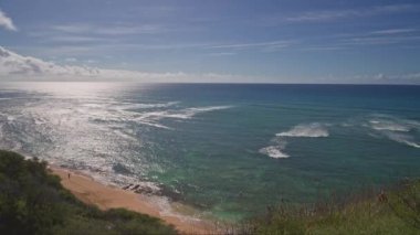 Yukarıdan Diamond Head Plaj Parkı 'na bak. İnsanlar okyanusta yüzer. Oahu Hawaii 'nin tropikal adasındaki plajda sarı kum. Pasifik Okyanusu suyunun turkuaz rengi..