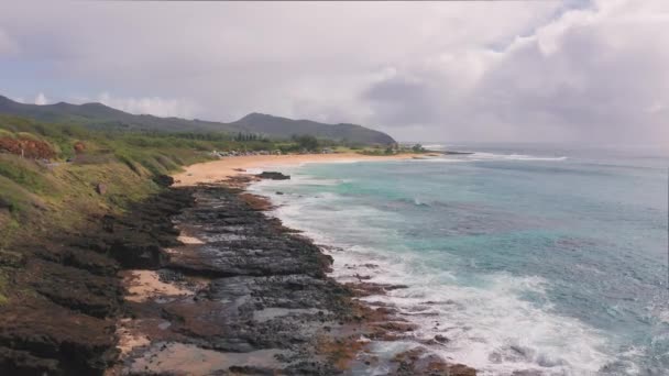 Flyger över vulkaniska klippor. Filmisk vild natur antenn 4K. Långsamma vågor av genomskinligt havsvatten. Friluftsäventyr resa till vackra Hawaii stranden. Orörd natur på solig sommardag. — Stockvideo
