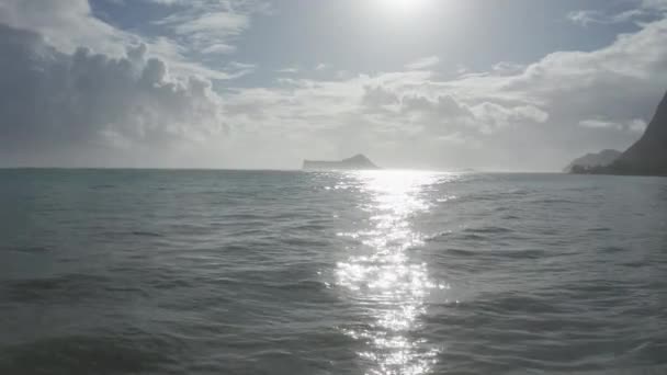 Bunte Luftaufnahme der felsigen Berge. Türkisblaues Wasser im Pazifik und sonniger Fußweg. Waimanalo Beach, Insel Oahu, Hawaii. 4k. — Stockvideo