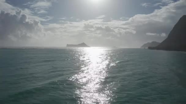 Färgglada antenn utsikt över steniga berg. Turkos blå Stilla havet vatten och solig gångväg. Waimanalo Beach, Oahu Island, Hawaii. 4k. — Stockvideo