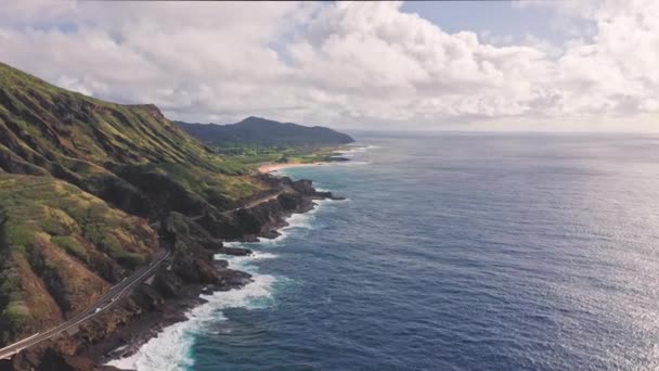 Vol au-dessus de la côte rocheuse de l'île tropicale d'Oahu Hawaï. Kalanianaole Highway South Shore Oahu Hawaii Pacific Ocean Coast. Nuages blancs contre ciel bleu. Journée ensoleillée à Hawaï. — Video