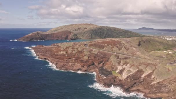 Flight over rocky coast of tropical island of Oahu Hawaii. View of Hanauma Bay. Kalanianaole Highway South Shore Oahu Hawaii Pacific Ocean Coastline. White clouds against blue sky. — Stock Video