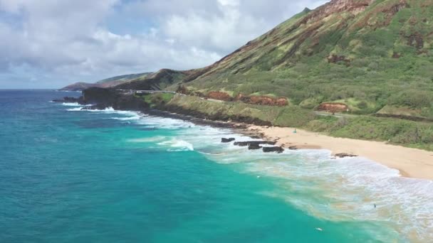 Vlucht over rotsachtige kust van tropisch eiland Oahu Hawaii. Zicht op Sandy Beach. Kalanianaole Highway South Shore Oahu Hawaii Pacific Coastline. Witte wolken tegen blauwe lucht. — Stockvideo