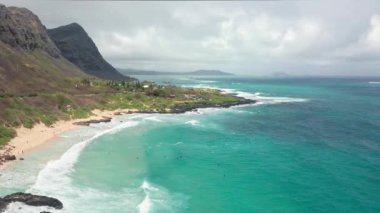 Oahu Hawaii tropik adasının kayalık kıyıları üzerinde uçuş. Sandy Beach manzarası. Pasifik Okyanusu Sahil Hattı. Mavi gökyüzüne karşı beyaz bulutlar. Hawaii 'de güneşli bir gün.
