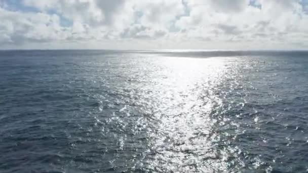 Πετώντας πάνω από τον ωκεανό την χρυσή ώρα. Τεράστια κύματα φουντώνουν και πέφτουν στον ωκεανό. Το τυρκουάζ χρώμα του Ειρηνικού Ωκεανού νερό στο τροπικό νησί Oahu Χαβάη. — Αρχείο Βίντεο