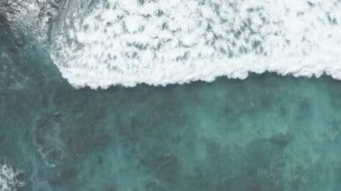 Altın saatinde okyanusun üzerinde uçmak. Okyanusta köpüren ve sıçrayan dev dalgalar. Oahu Hawaii tropikal adasındaki Pasifik Okyanusu suyunun turkuaz rengi..