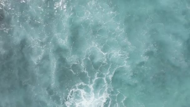 황금시간대에 바다 위를 날았습니다. 거대 한 파도 가 바다에서 거품을 일으키고 물을 튀기고 있습니다. 열 대의 하와이 오하우 섬에 있는 태평양 바다의 청록색 물. — 비디오