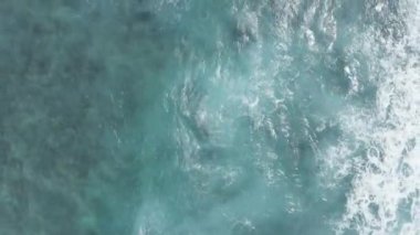 Altın saatinde okyanusun üzerinde uçmak. Okyanusta köpüren ve sıçrayan dev dalgalar. Oahu Hawaii tropikal adasındaki Pasifik Okyanusu suyunun turkuaz rengi..