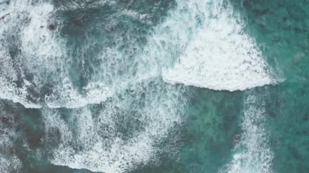 Survoler l'océan à l'heure d'or. Ondes géantes moussant et éclaboussant dans l'océan. Les surfeurs surfent sur les vagues. La couleur turquoise de l'eau de l'océan Pacifique sur l'île tropicale d'Oahu Hawaï. — Video