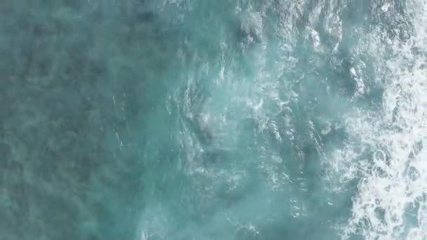 У золоту годину над океаном летить. Велетенські хвилі спініють і бризкають в океані. Бірюзовий колір води Тихого океану на тропічному острові Оаху.. — стокове відео