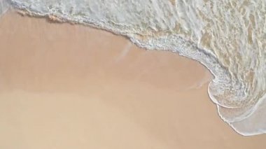 Yukarıdan aşağıya doğru hava görüntüsü. Beyaz kumlu güzel tropik sahil denizi. Üst Manzara. Hawaii Adası 'nda yaz mevsiminde boş ve temiz bir sahil..