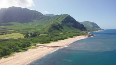 Yukarıdan aşağıya doğru hava görüntüsü. Beyaz kumlu güzel tropik sahil denizi. Üst Manzara. Hawaii Adası 'nda yaz mevsiminde boş ve temiz bir sahil..