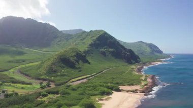 Yukarıdan aşağıya doğru hava görüntüsü. Beyaz kumlu güzel tropik sahil denizi. Üst Manzara. Hawaii Adası 'nda yaz mevsiminde boş ve temiz bir sahil..