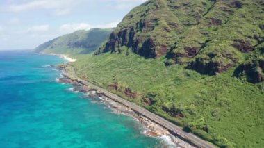 Yukarıdan aşağıya doğru hava görüntüsü. Beyaz kumlu güzel tropik sahil denizi. Üst Manzara. Hawaii Adası 'nda yaz mevsiminde boş ve temiz bir sahil..