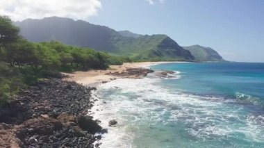 Yukarıdan aşağıya doğru hava görüntüsü. Beyaz kumlu güzel tropik sahil denizi. Üst Manzara. Hawaii Adası 'nda yaz mevsiminde boş ve temiz bir sahil..
