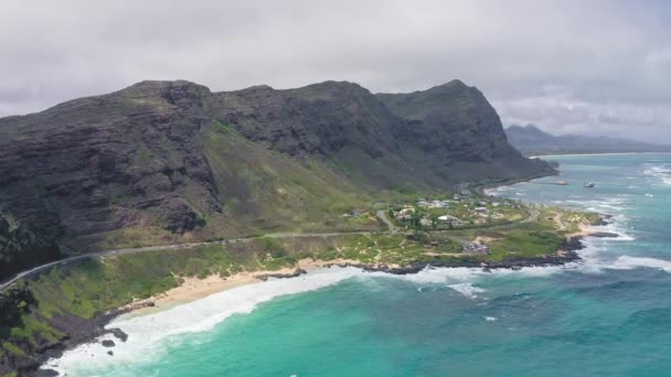 Repülő drón az óceán felett. Madártávlatból lőni. Csendes-óceáni hullámok mossák a sziklás partokat. Csodálatos hegyei Hawaii sziget Oahu háttér kék ég fehér felhők. — Stock videók