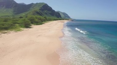 Yukarıdan aşağıya doğru hava görüntüsü. Beyaz kumlu güzel tropik sahil denizi. Üst Manzara. Hawaii Adası 'nda yaz mevsiminde boş ve temiz bir sahil..