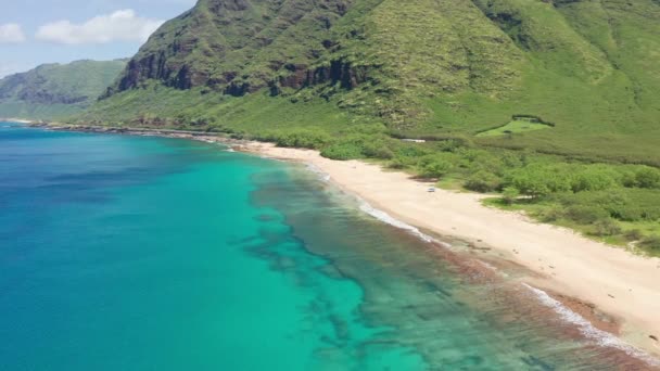 Légi felvétel fentről, drónlövésről. Gyönyörű trópusi tengerpart tenger fehér homokkal. Első látásra. Üres és tiszta strand a nyári szezonban az Oahu Hawaii-szigeten. — Stock videók