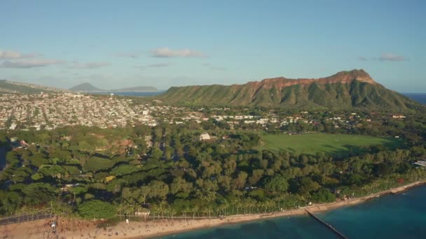 Una vista del dron al atardecer de la playa de Waikiki y el cráter Diamond Head, un famoso destino turístico en Honolulu, Oahu, Hawaii, Estados Unidos. Waikiki Beach, horizonte de Honolulu en el fondo. — Vídeo de stock