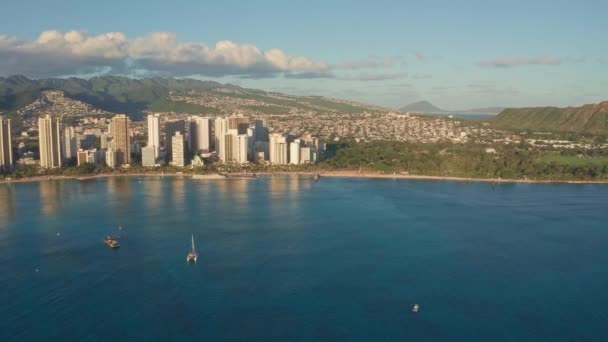Una vista del dron al atardecer de la playa de Waikiki y el cráter Diamond Head, un famoso destino turístico en Honolulu, Oahu, Hawaii, Estados Unidos. Waikiki Beach, horizonte de Honolulu en el fondo. — Vídeos de Stock