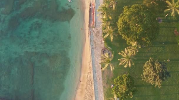 Vuelo aéreo sobre una playa tropical. Grabación de vídeo cinematográfico. Drone aéreo que vuela lentamente sobre el paisaje colorido durante el atardecer en la isla de Oahu, Hawaii, con la playa de Waikiki. — Vídeos de Stock