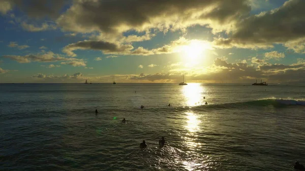 Geweldige kleuren van tropische zonsondergang. Zeilboten silhouetten drijven op oceaan horizon. Oahu eiland Hawaï zomervakantie. — Stockfoto