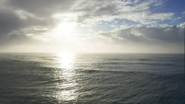 In der goldenen Stunde über den Ozean fliegen. Riesige Wellen schäumen und plätschern im Ozean. Die türkisfarbene Farbe des Wassers im Pazifik auf der tropischen Insel Oahu Hawaii. — Stockfoto