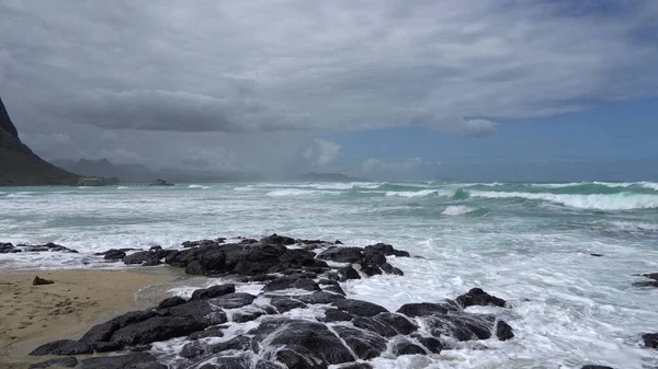 Błękitne fale Oceanu Spokojnego pokonują wulkaniczne klify wyspy Oahu. Turkusowy kolor wody. Jasne, słoneczny dzień. Archipelag Hawajów. 4k — Zdjęcie stockowe