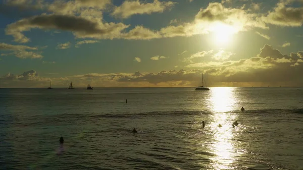 Colori incredibili del tramonto tropicale. Barche a vela sagome galleggianti sull'orizzonte oceanico. Isola di Oahu, Hawaii vacanze estive. — Foto Stock