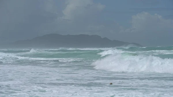 서핑을 하거나 푸른 바 다 파도에서 스프레이로 방향 전환을 하는 것, 해양 생활 방식을 서핑하는 것, 극단적 인 스포츠. 하와이에 흰 거품 이 있는 거대 한 파도. 태평양 — 스톡 사진