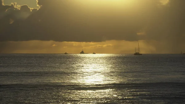 熱帯の夕日の素晴らしい色。水平線に浮かぶ帆船のシルエット。オアフ島、ハワイの夏休み. — ストック写真