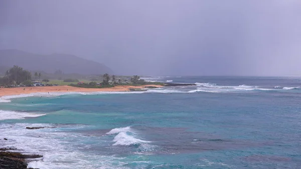 People swim in the turquoise waters of the Tropical Beach. Sandy Beach. Blue Waves of the Pacific Ocean Beats Oahu Island Volcanic Cliffs. Ke One Kula Lookout. Clear sunny day. DCI 4k — Foto Stock