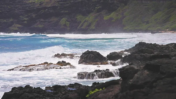 A Csendes-óceán kék hullámai legyőzik az Oahu-szigeti vulkáni sziklákat. Türkiz vízszín. Tiszta napsütéses nap. Hawaii szigetcsoport. 4k főfelügyelő. Lassú mozgás. — Stock Fotó
