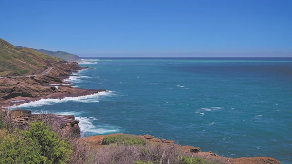 Prachtig uitzicht op de rotsachtige kust van Oahu Hawaii. De turquoise golven van de Stille Oceaan spoelen over vulkanische rotsen. Zomervakantie op Hawaï. Lanai Uitkijkpost. — Stockfoto