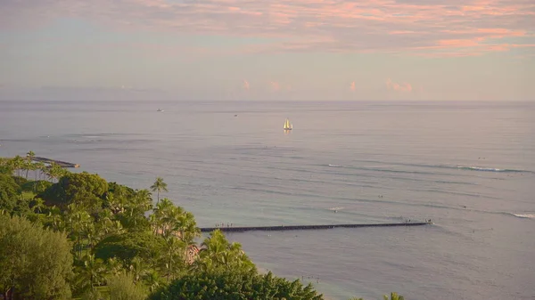 Wspaniałe kolory tropikalnego zachodu słońca. Sylwetki żaglówek pływających na oceanicznym horyzoncie. Wyspa Oahu, Hawaje letnie wakacje. — Zdjęcie stockowe
